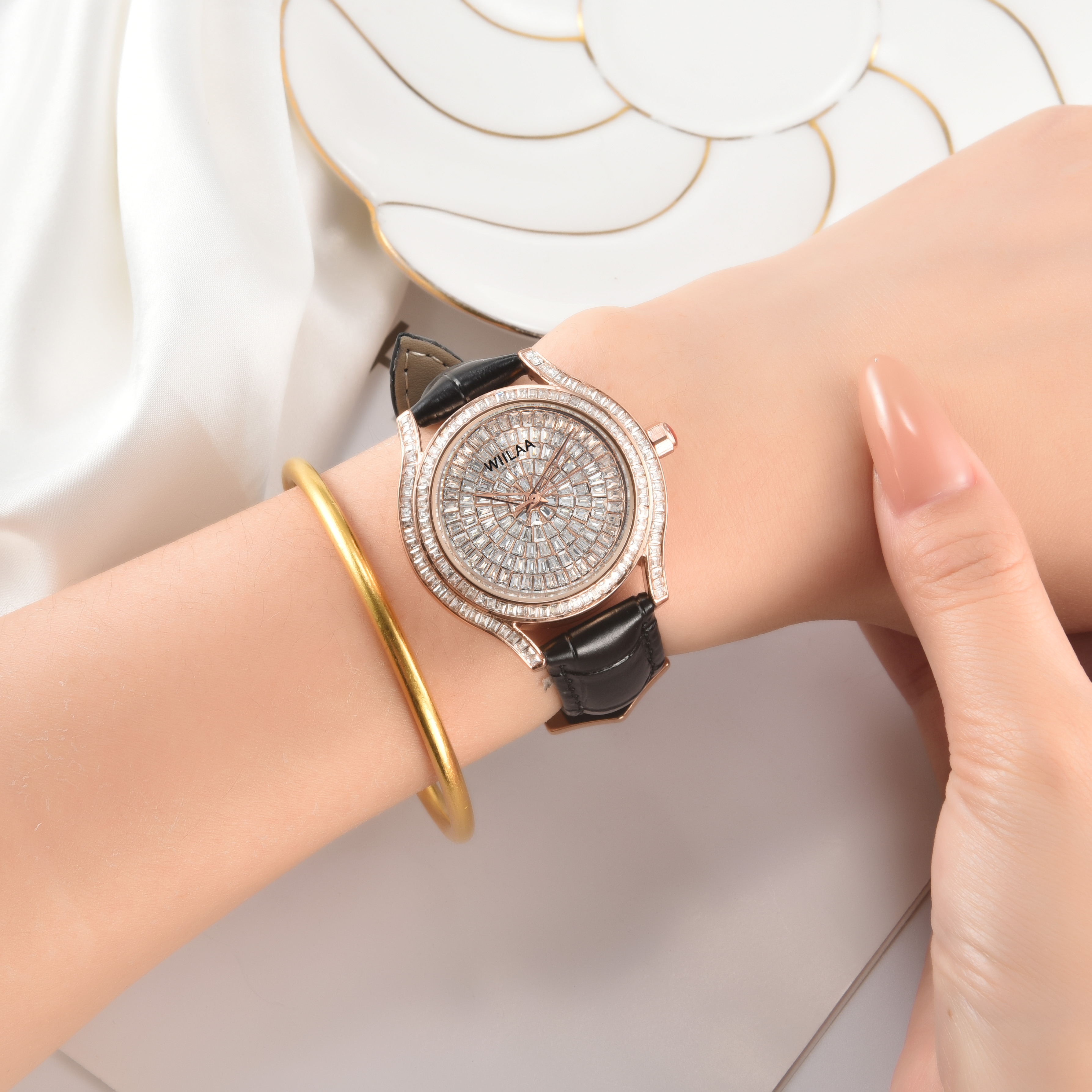 WIILAA Luxury Women's Crystal  – обзор и цена Luxury Watch Leather Strap